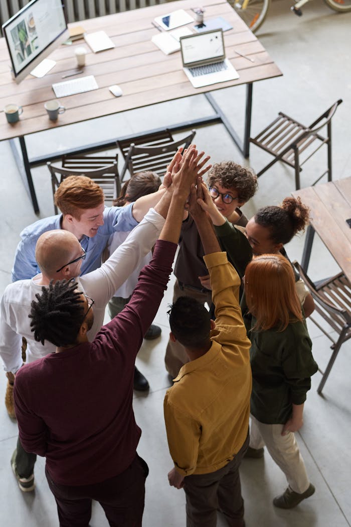 Viele Hände greifen ineinander – Symbol für Zusammenarbeit im Coaching